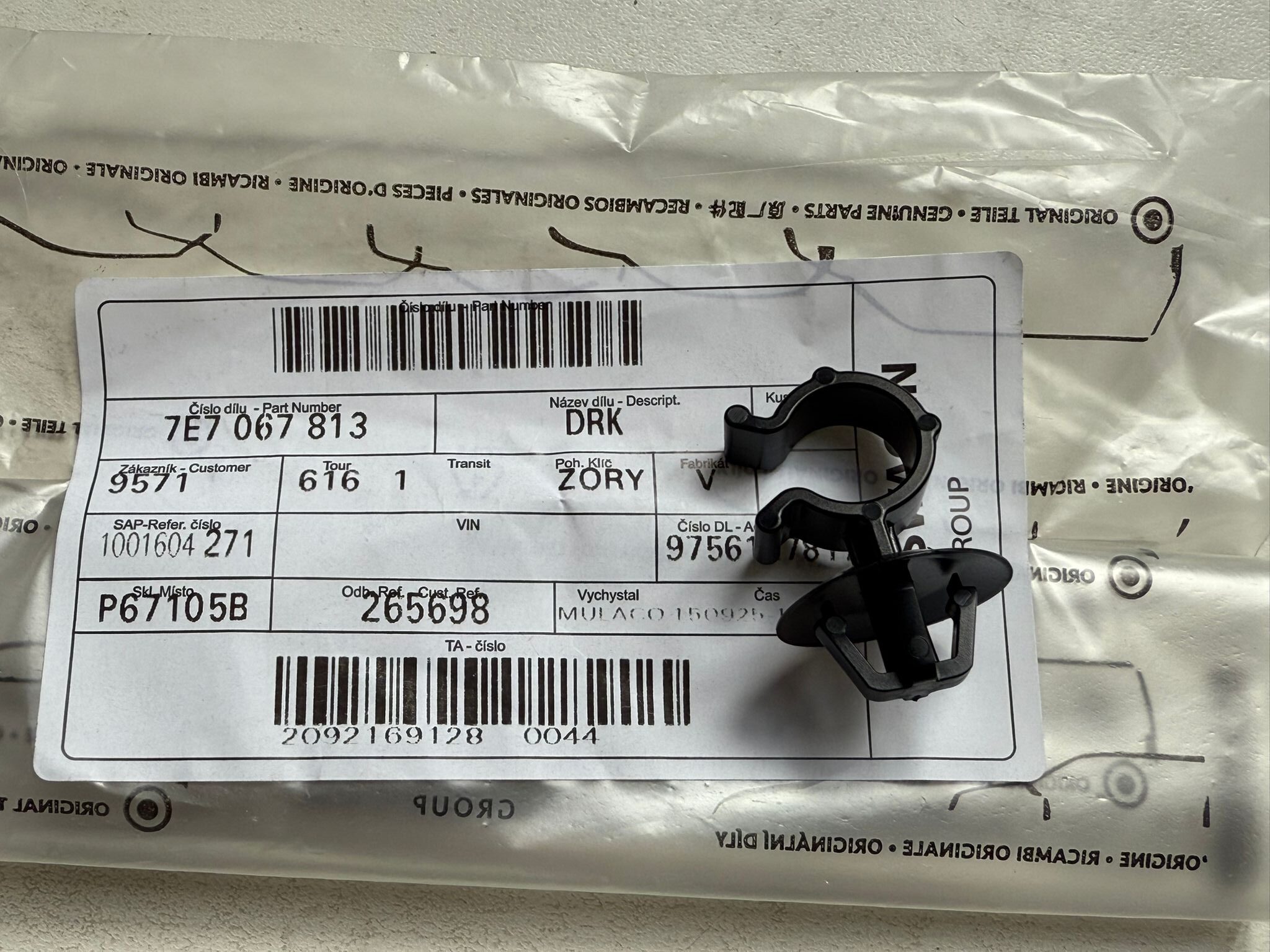 New Volkswagen Audi holder 7E7067813 Genuine OEM New Volkswagen Audi holder 7E7067813 Genuine OEM